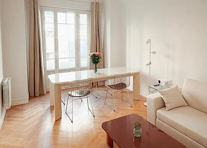 Apartment Center - Spacious Luxury With Air Conditioning Nice