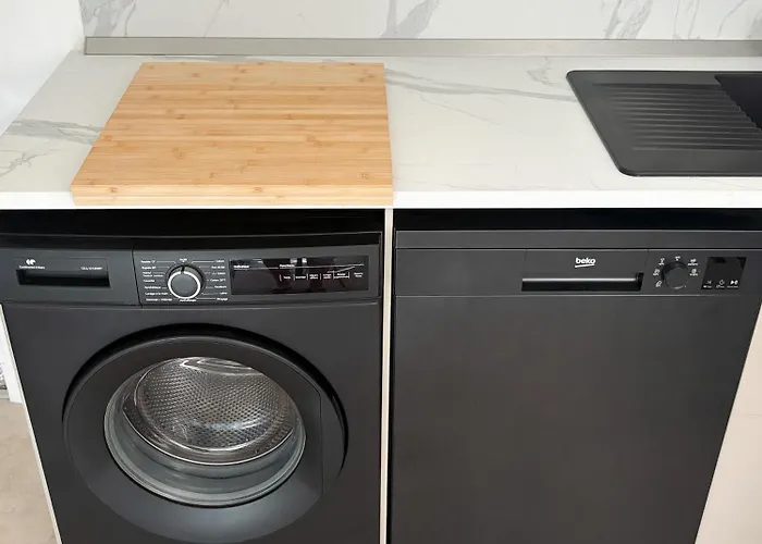 Center - Spacious Luxury With Air Conditioning * Nice