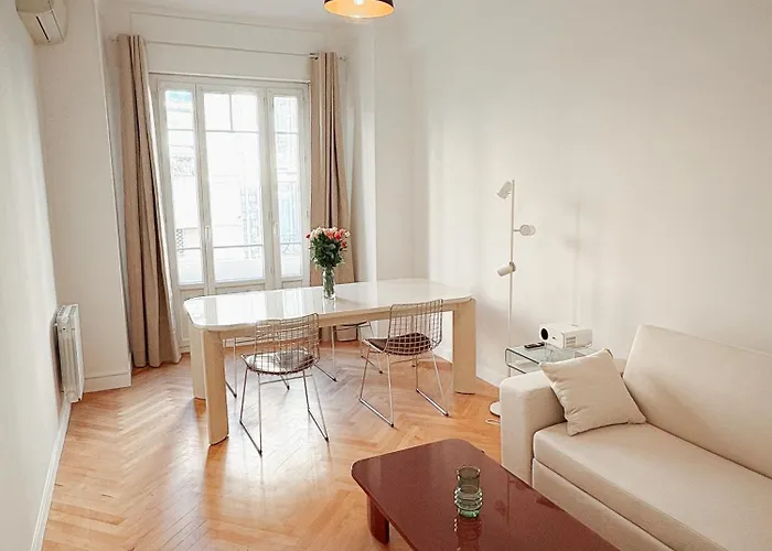 Apartment Center - Spacious Luxury With Air Conditioning *