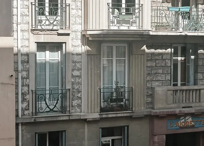 Apartment Center - Spacious Luxury With Air Conditioning *