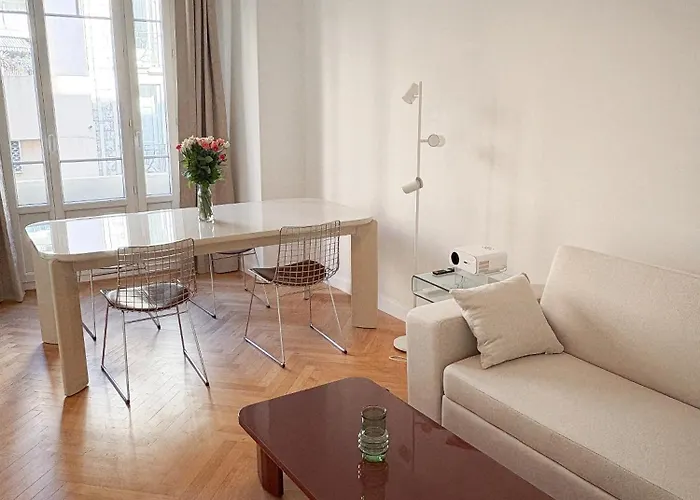 Apartment Center - Spacious Luxury With Air Conditioning