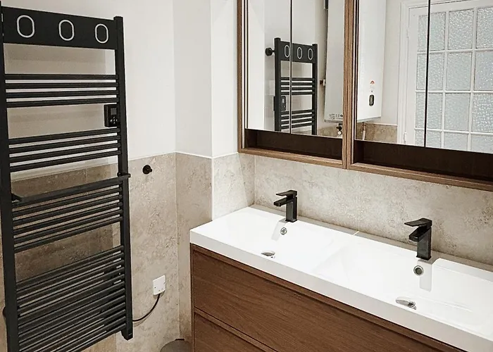 Center - Spacious Luxury With Air Conditioning *