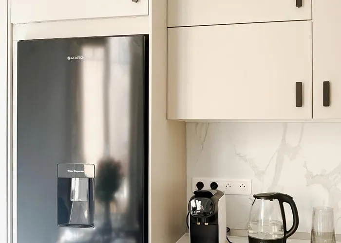 Center - Spacious Luxury With Air Conditioning *