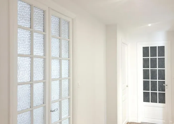 Center - Spacious Luxury With Air Conditioning Nice