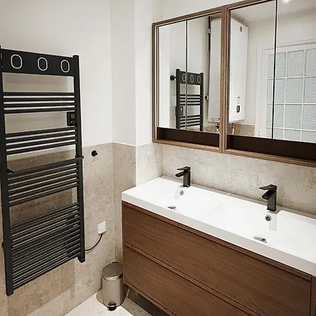 Center - Spacious Luxury With Air Conditioning *