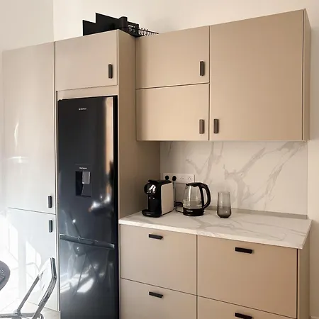 Center - Spacious Luxury With Air Conditioning 公寓